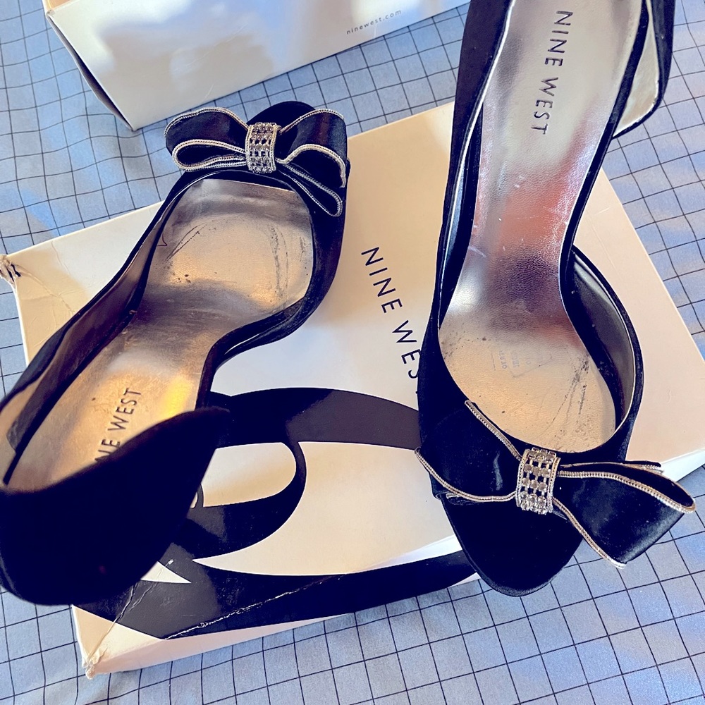 Nine West size 10 black pump